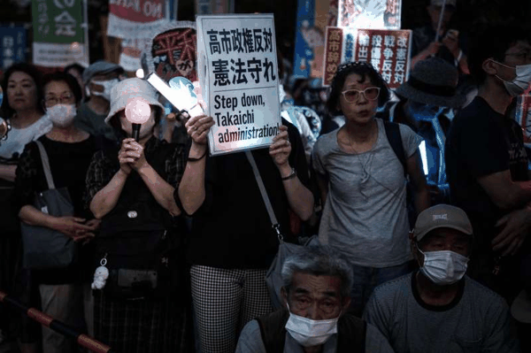 5月19日，在位于日本东京的国会议事堂前，民众手持标语参加抗议集会。新华社记者贾浩成摄