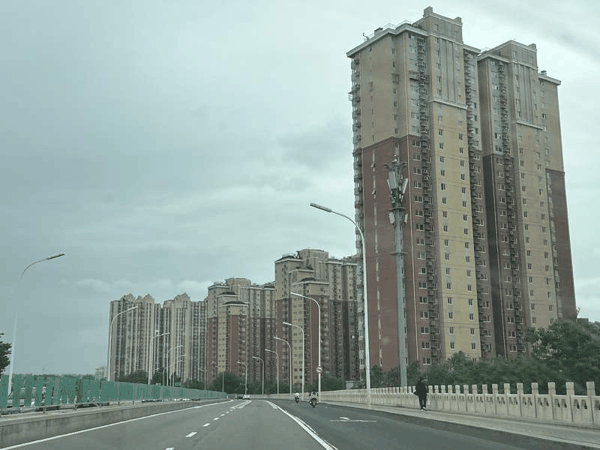 东六环西侧路临河里段紧挨通和园多栋住宅。新京报记者 孙海光 摄