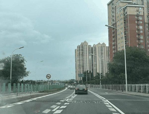 临河里段拆除震荡线，减少噪音。新京报记者 孙海光 摄