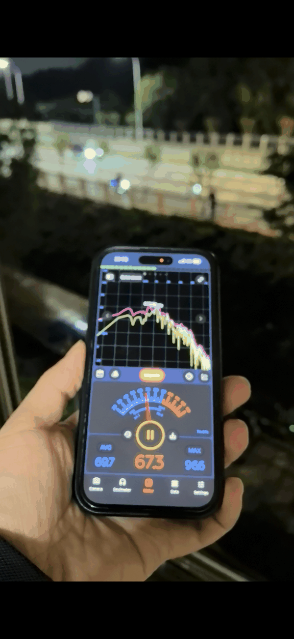 5月21日23时，108号楼居民进行分贝测试，实时分贝超67。视频截图