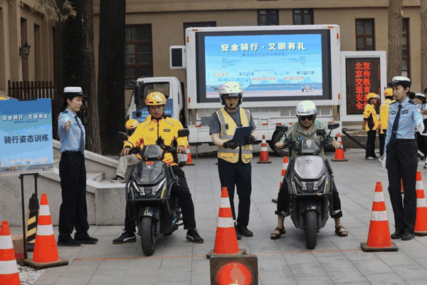 外卖配送员在教练的指引下进行骑行姿态训练。新京报记者 王贵彬 摄