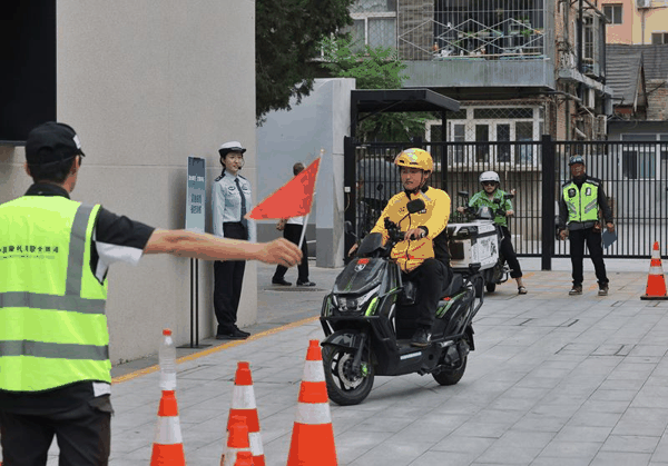 在模拟场地中，外卖骑手进行紧急避险操控训练。新京报记者 王贵彬 摄