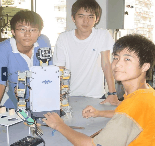 ▲ 学生时期的张峻彬就是机器人爱好者