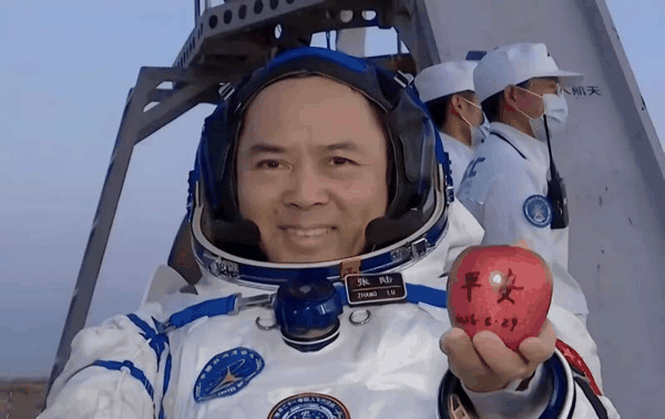 张陆从太空带回一个“平安”苹果。图/中国载人航天工程办公室