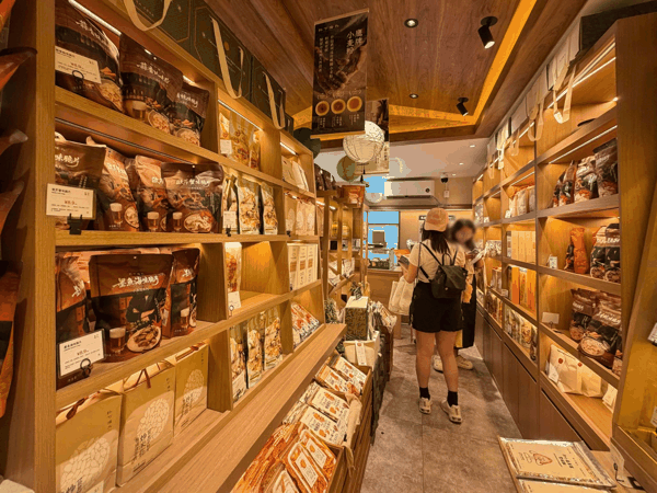 朴下隆九北京王府井店店内陈列 时代财经摄