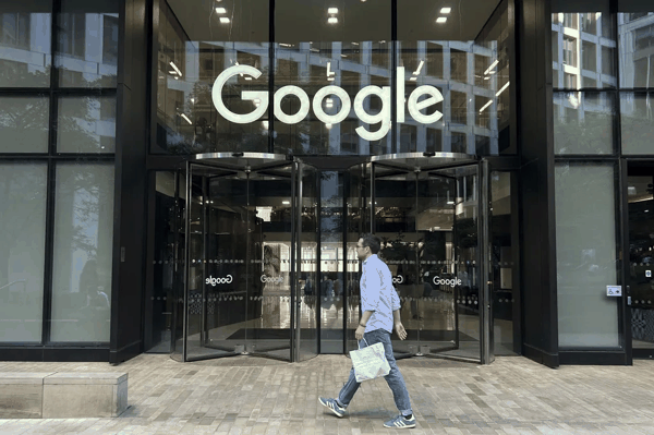 2024年8月10日。一名男子走過Google在倫敦國王十字區的辦公室。（AP）