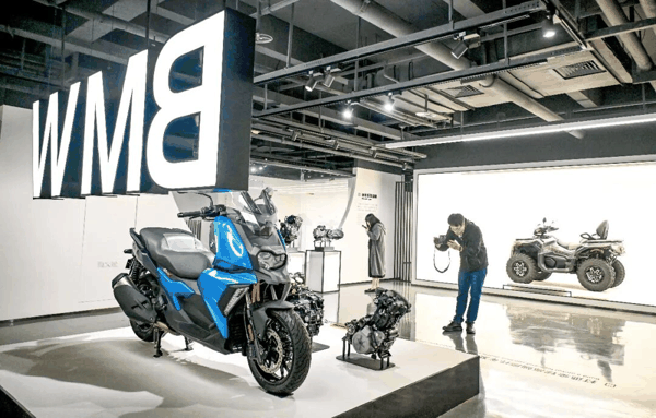 重庆隆鑫发动机有限公司展厅里展示的两轮摩托车。雷健 摄