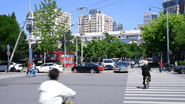 5月29日，北京妇产医院辅路停满排队车辆，两辆排在队尾的汽车停在路口中间，影响了南北向车流正常通行。新京报记者 陈静 摄