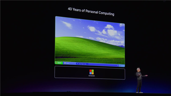 黄仁勋首先回顾了 Windows PC 40 年的发展历程｜图片来源：英伟达