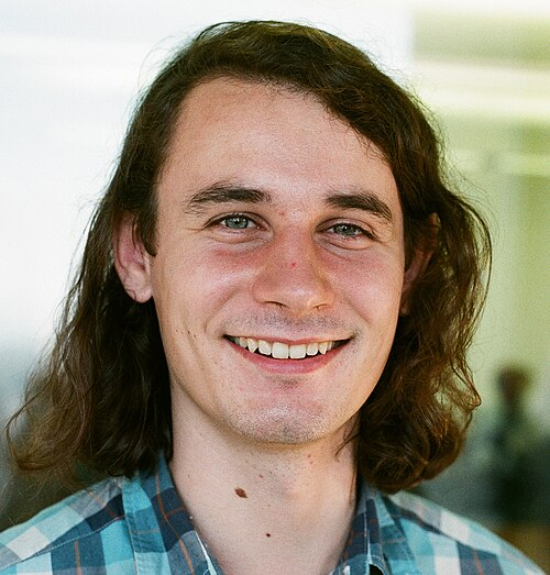 图 | 菲尔兹奖得主、德国马克斯·普朗克数学研究所所长彼得·舒尔茨（Peter Scholze）（来源：维基百科）