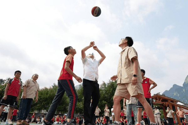 （图说：古茗助学团队和捞村小学孩子们来了一场“班BA”）