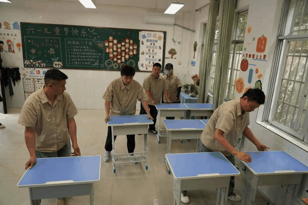 （图说：古茗加盟商为孩子们布置新课桌椅）