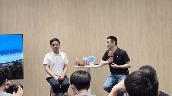 蔚来总裁沈斐和蔚来创始人李斌