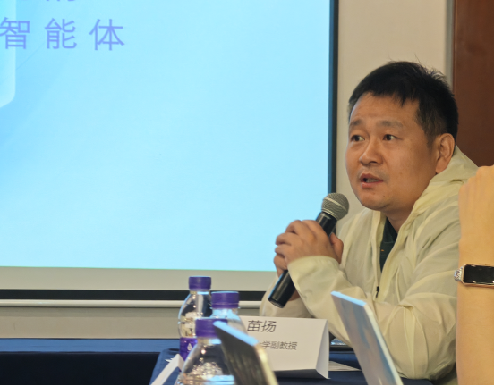 北京工业大学副教授、扶摇实验室负责人苗扬回答新京报贝壳财经记者提问。罗亦丹/摄