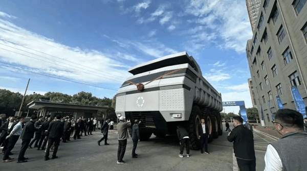 图为盘毂动力赋能双林K7重载无人电动矿卡。
