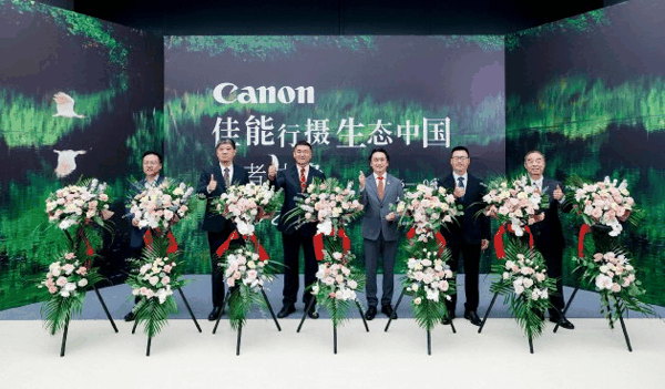 自然地理摄影师、艺术家边缘（左三），佳能（中国）有限公司高级副总裁平野英治（右三），中国文化办公设备制造行业协会副理事长兼秘书长赵直（左二），中国摄影出版传媒有限责任公司董事长、中国摄影报社长梁克伟（右二），北京爱鸟国际文化传播有限公司董事长柳峰（左一），嘉德投资控股有限公司董事总裁、嘉德艺术中心总经理寇勤（右一），共同为鸟者边缘摄影艺术展开幕剪彩