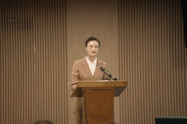 图为丁宁在大会上