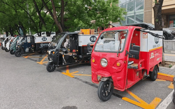 为京C快递三轮车打造的专用停放区。图/“北京东城”微信公众号