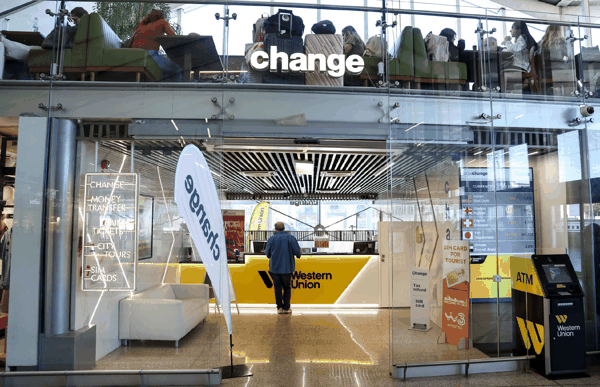 图为在意大利首都罗马，游客在一家外币兑换点办理业务。新华社记者　王楷焱　摄