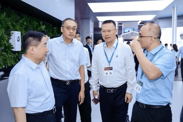 深圳创维光伏科技股份有限公司董事长范瑞武（右二）参观创维光伏 SNEC 展台。创维光伏供图