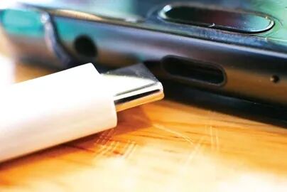 图1.使用USB Type-C连接器充电的手机