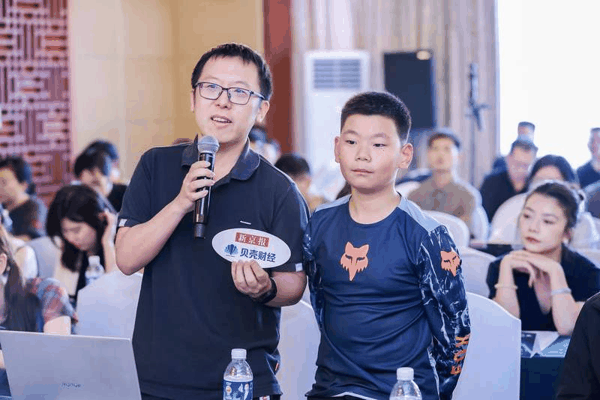 新京报贝壳财经记者与机车少年在现场提问。主办方供图
