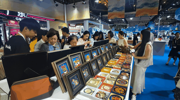 　　图为观众在青海主题展馆选购非遗手工制品