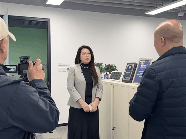 图为数解科技创始人张明明接受新华网采访
