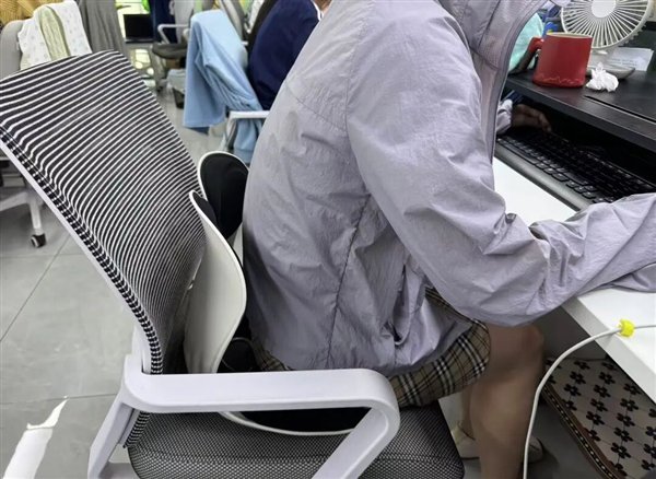“塌腰”状态，请勿模仿 图源：自己拍的