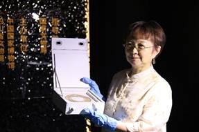 　　图为成都金沙遗址博物馆研究馆员王方展示“太阳神鸟”