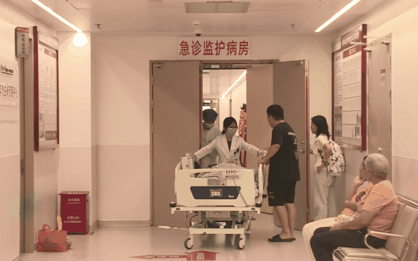 黄应龙和家人在急诊监护病房外。 图/宾阳县融媒体中心