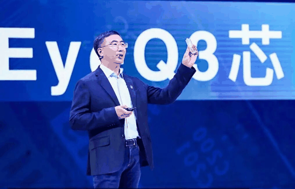 ▲朱江明在2019年1月3日零跑汽车品牌暨S01上市发布会现场手举Mobileye Eye Q3人工智能图像识别芯片