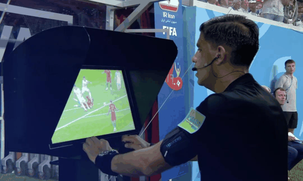 裁判在场边看VAR，全场都在等他的判决｜FIFA截图