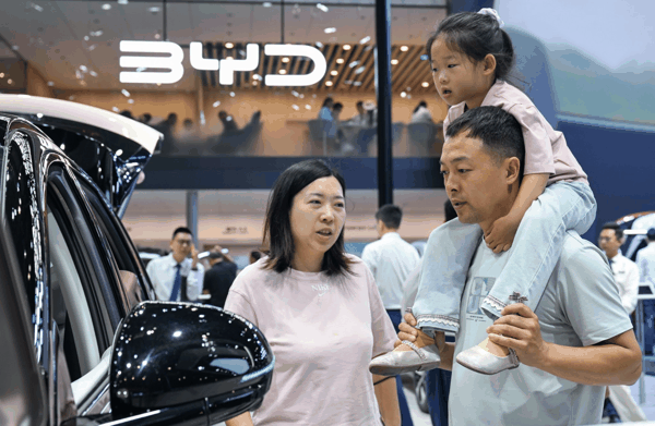 6月13日，重庆国际博览中心汽车展会上，观众在比亚迪展厅参观。新华社记者　陈诚　摄