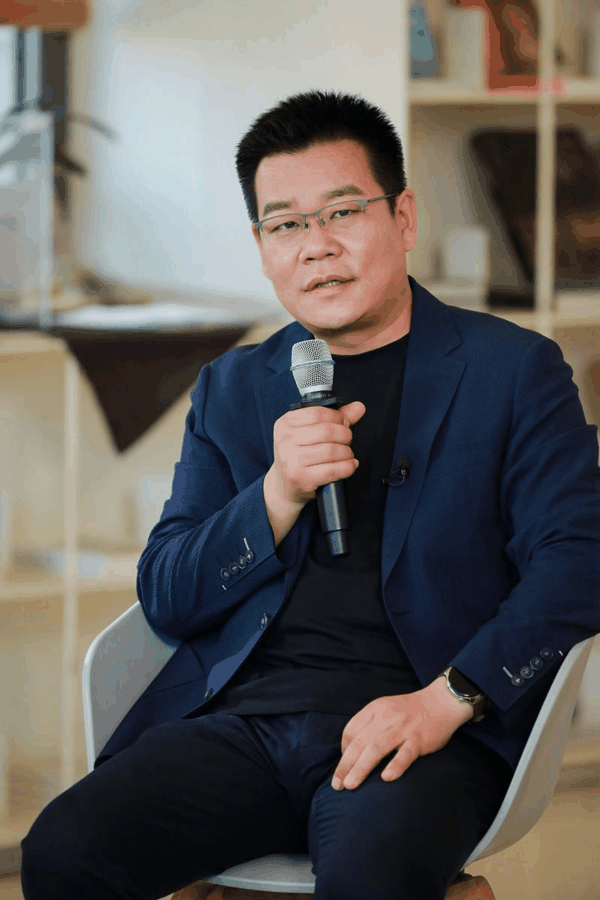 徐则臣在现场分享创作心得。