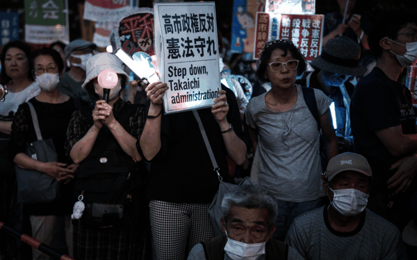 ▲针对日本高市早苗政府的修宪企图以及一系列扩军备武动向，日本民众5月19日傍晚举行集会抗议。图/新华社