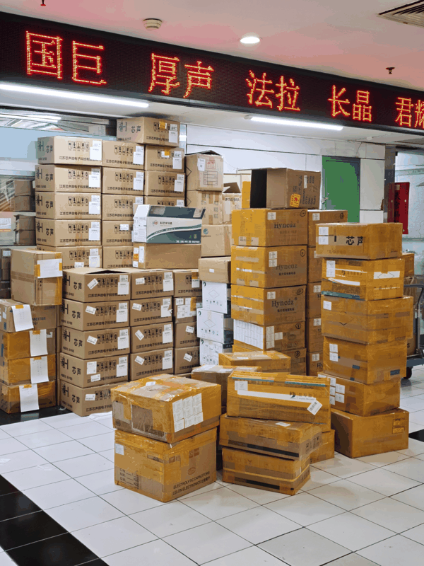 图：上海赛格电子市场，某商家堆货 来源：每经记者 朱成祥 摄