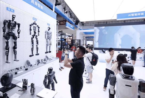 6月23日，参观者在链博会数智科技链展区参观。新华社记者 张晨霖 摄