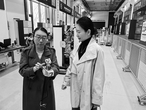 　　滨海保护中心工作人员深入创新一线进行调研。资料图
