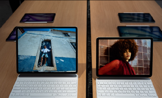 印度孟买一家苹果经销商Unicorn门店内展示的一则苹果MacBook Neo广告