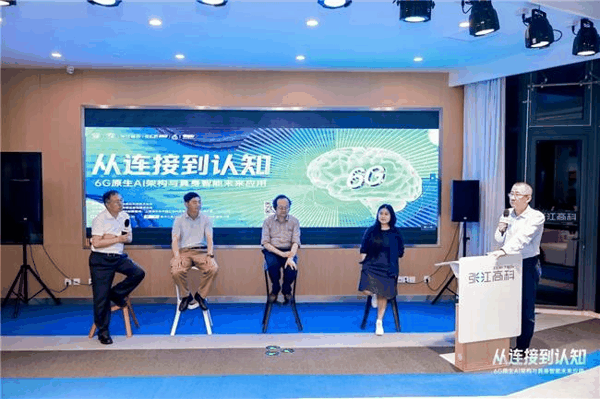 （左起协会会长王国中、胡宏林教授、汪镭教授、殷赵霞教授、副会长季宏锋）