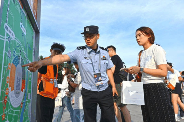 民警在给观众指引入场路线。北京警方供图