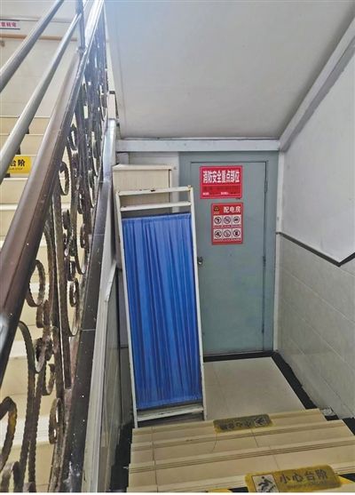 ▲有些养老机构在疏散楼梯间堆放杂物，有些疏散楼梯间内设置了储物间，有的甚至作为配电房使用。图/人民日报