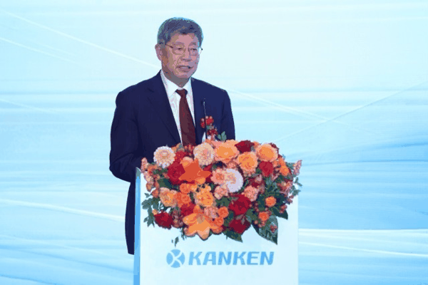 图片：中国光学光电子行业协会液晶分会常务副理事长、秘书长梁新清致辞