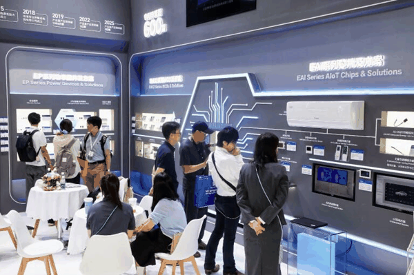 (图为客商驻足格力展位了解芯片矩阵)