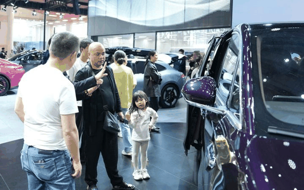 ▲2026年4月30日，观众在2026湖南汽车展览会现场了解展车。图/新华社
