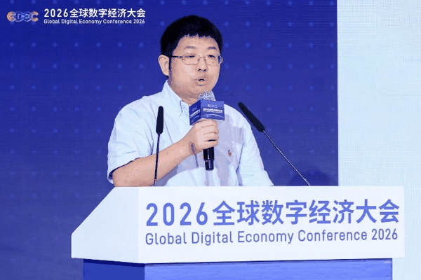 图为镜识科技创始人兼首席科学家王宏涛路演现场发言