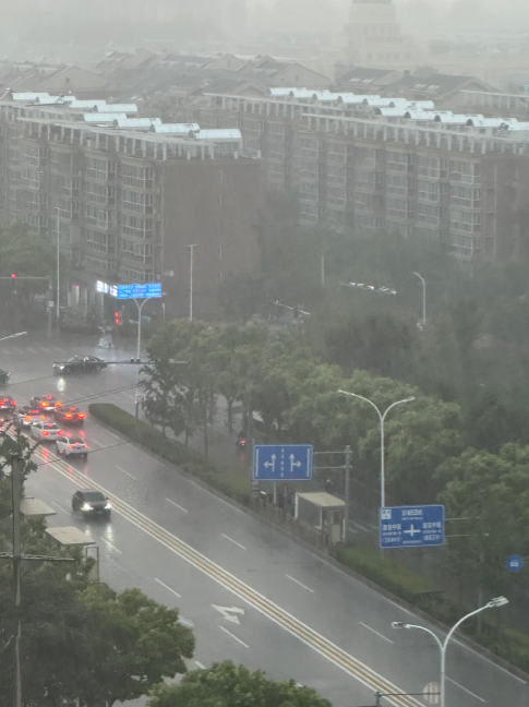 7月6日傍晚，通州区风大雨急。新京报记者 王景曦 摄