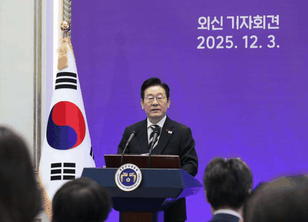 2025年12月3日，在韩国首尔青瓦台迎宾馆，韩国总统李在明举行外媒记者会。新华社记者姚琪琳摄