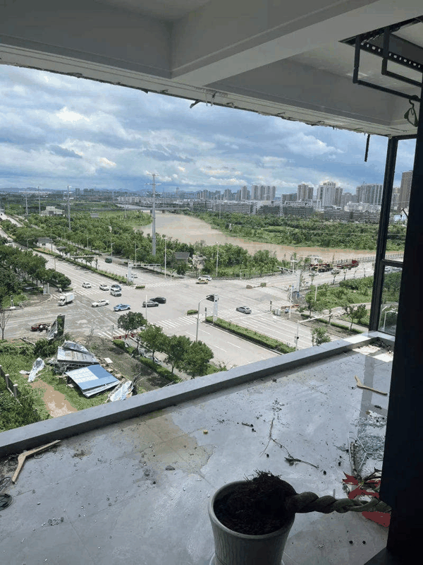▲新京报资料图：黄冈市黄州区玲珑家园一名住户家里，整面落地窗被风卷走。